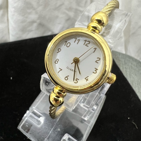 Quartz Ladys Watch Has A White Face & A Cable Wrist Holder 18kt. Gold Plating - Picture 10 of 11